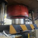 []低价清货洛阳仓库160T龙门式校直液压机，完好少用。